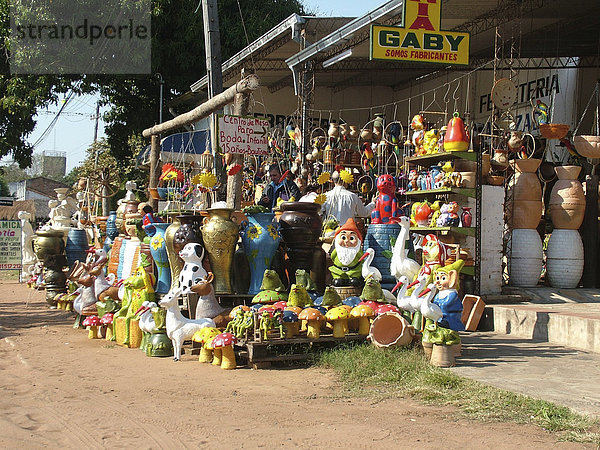 überfüllte Ausstellung von bunten und kitschigen Tonfiguren im Künstlerdorf Aregua bei Asuncion  Paraguay