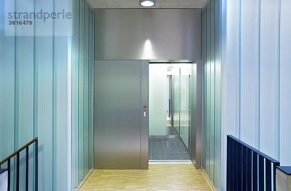 Aufzug in einem modernen Gebäude  Materialmix aus Glas  Holz und Metall