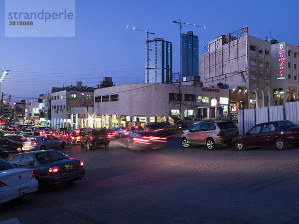 Jordan  Amman  zentralen Straße bei Nacht