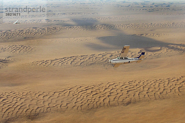 Afrika  Namibia  Luftbild der Wüste und Cessna 210 Flugzeug