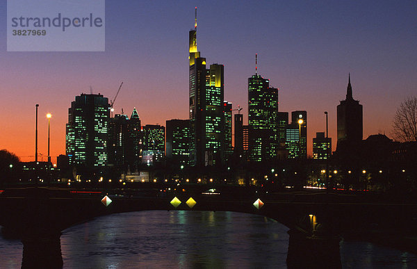 Skyline am Abend  Frankfurt am Main  Hessen  Deutschland