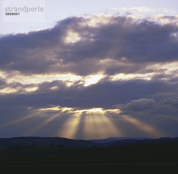 Sonne hinter Wolken  Baden-Wuerttemberg  Deutschland