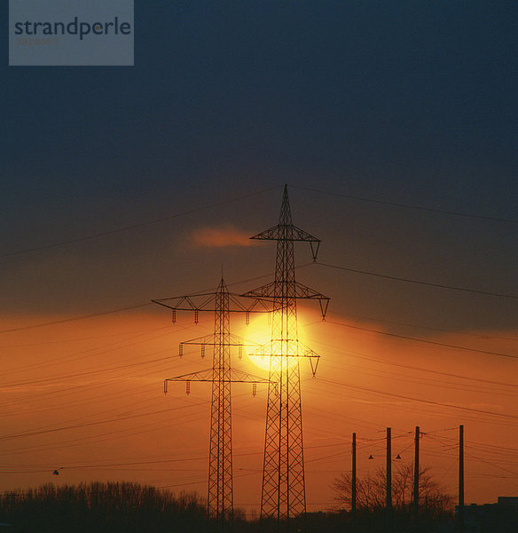 Stromleitungsmasten bei Sonnenuntergang  Karlsruhe  Baden-Wuerttemberg  Deutschland