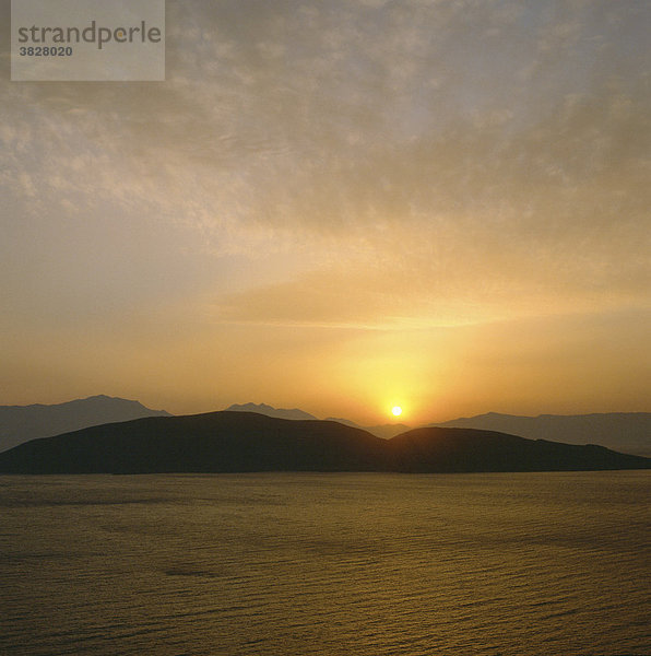 Sonnenuntergang ueber Insel Psira  Blick von Mochlos  Kreta  Griechenland