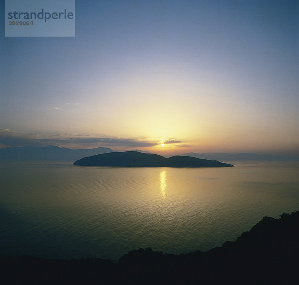 Sonnenuntergang ueber der Insel Psira  Blick von Mochlos  Kreta  Griechenland