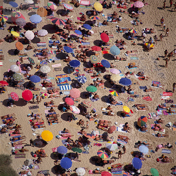Urlauber am Strand von Nazare  Portugal