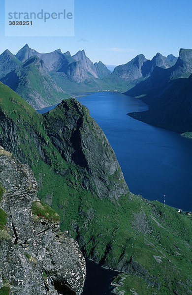 Blick vom Reinebringen  Insel Moskenes  Norwegen