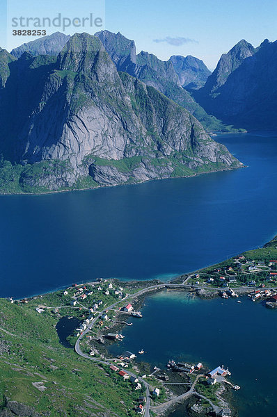 Blick vom Reinebringen  Insel Moskenes  Norwegen