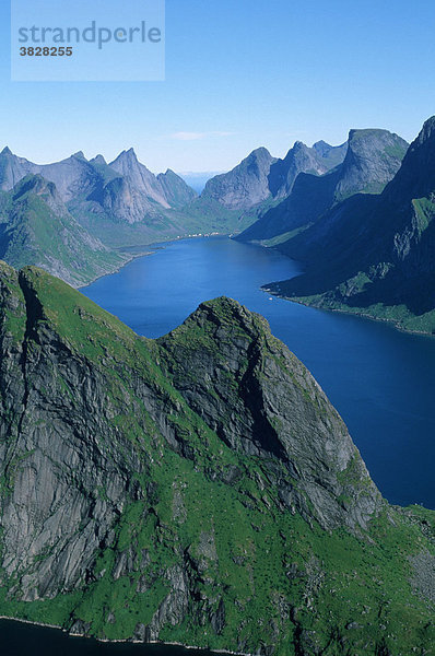 VieBlick vom Reinebringen  Insel Moskenes  Norwegen