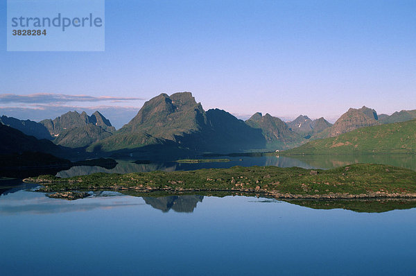 Fjord  Fredvang  Insel Moskenes  Lofoten  Norwegen