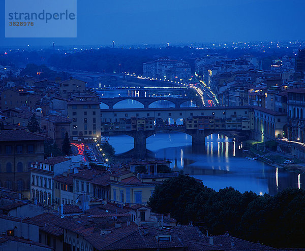 Blick auf Florenz mit Bruecke Ponte Vecchio bei Nacht  Piazzale Michelangelo  Florenz  Toskana  Italien