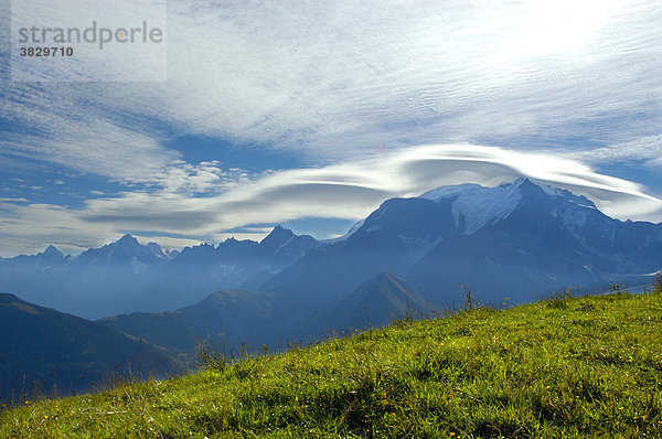 Föhnwolken über Massiv des Mt. Blanc vom Mont Joux aus Hochsavoyen Haute-Savoie Frankreich