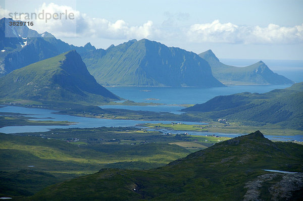 Wilde Landschaft mit spitzen Bergen und Fjorden Vestvagöya Lofoten Norwegen