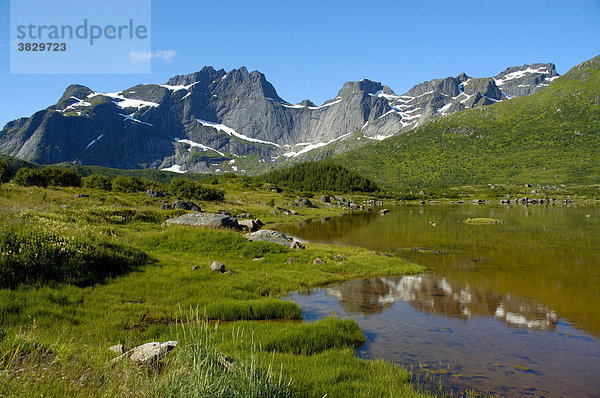 See und Berge Wildnis auf Flakstadöya Lofoten Norwegen