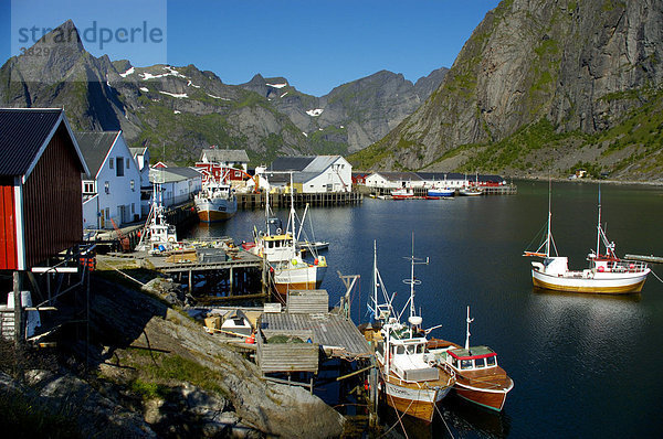 Fischerboote im malerischen Hafen von Hamnöya Moskenesöya Lofoten Norwegen