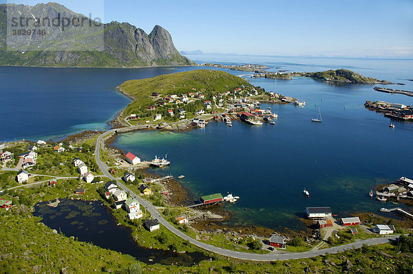 Blick auf Reine Moskenesöya Lofoten Norwegen