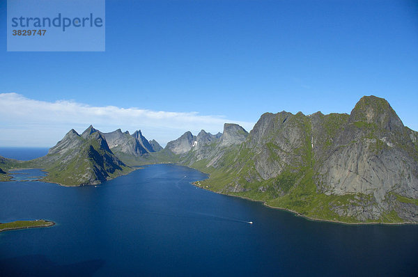 Spitze Berge mit Fjord Kjerkfjorden Moskenesöya Lofoten Norwegen