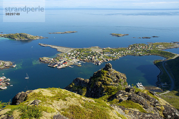 Blick auf Reine von oben Moskenesöya Lofoten Norwegen