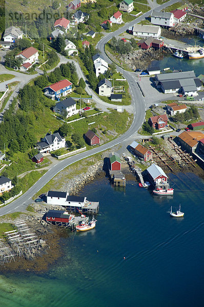 Blick auf Reine mit Straße Häuser und Boote von oben Moskenesöya Lofoten Norwegen