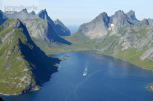 Spitze Berge mit Fjord Kjerkfjorden Moskenesöya Lofoten Norwegen