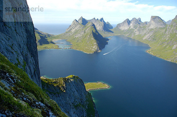 Felswand des Navaren und Bergkette mit Fjord Kjerkfjorden Moskenesöya Lofoten Norwegen