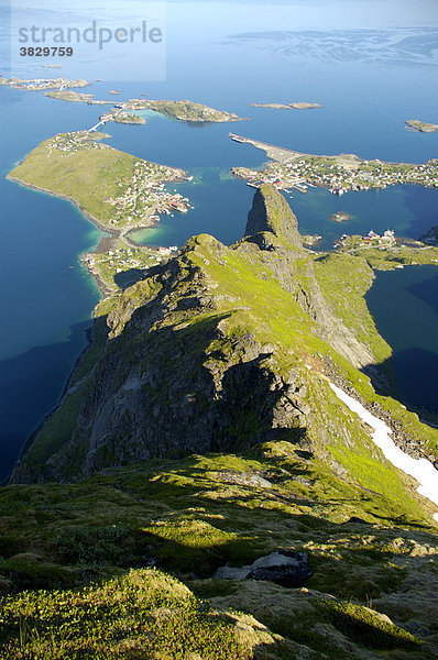 Blick von oben auf Reine und den Reinefjord mit Fels Hammarskattet Moskenesöya Lofoten Norwegen