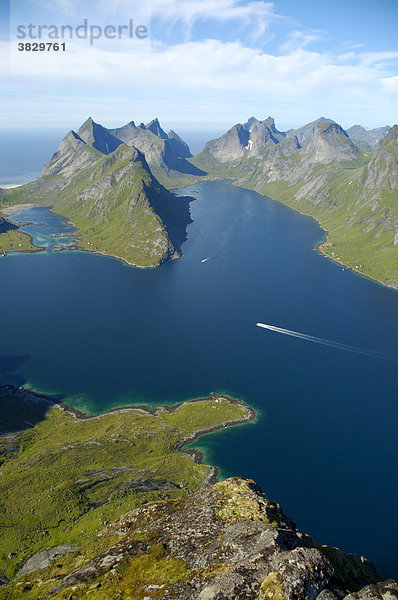 Spitze Berge mit Fjord Kjerkfjorden und Boot Moskenesöya Lofoten Norwegen
