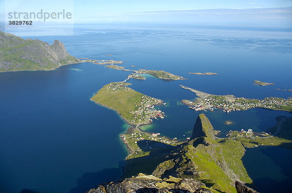 Blick von oben auf Reine und den Reinefjord mit Fels Hammarskattet Moskenesöya Lofoten Norwegen