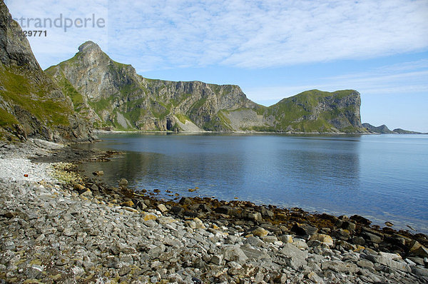 Steiniger Strand auf der Insel Vaeröy Lofoten Norwegen