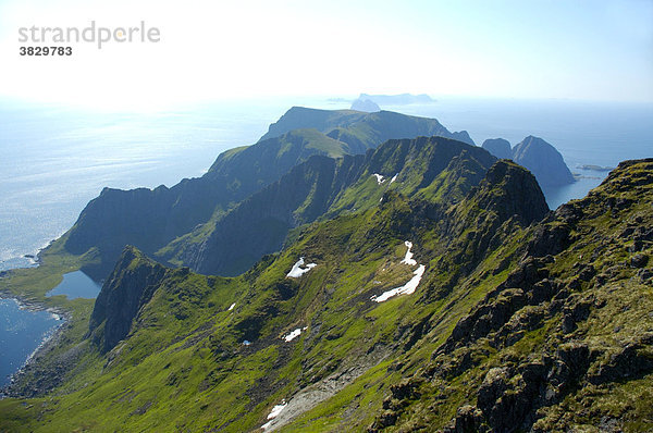 Blick vom Berg Mannen auf Berge und Meer Moskenesöy Lofoten Norwegen