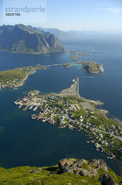 Blick vom Reinebringen auf Reine und den Reinefjord mit Bergen Moskenesöy Lofoten Norwegen