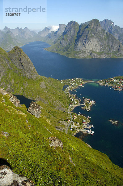 Blick vom Reinebringen auf Reine und den Kjerkfjord mit spitzen Bergen Moskenesöy Lofoten Norwegen