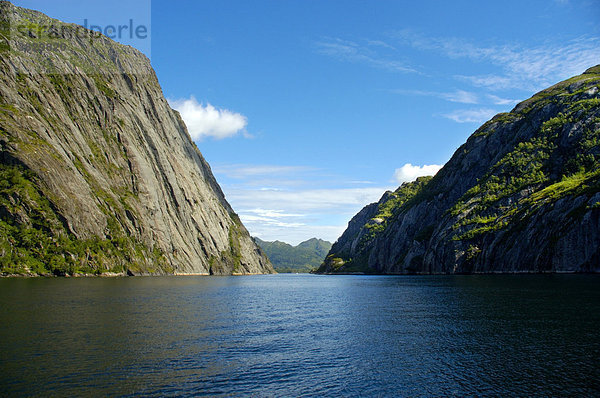 Steile Felswände enger Fjord Trollfjord Lofoten Norwegen