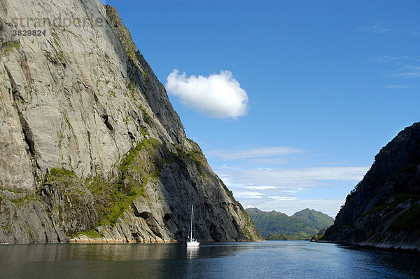 Steile Felswände enger Fjord mit Segelboot Trollfjord Lofoten Norwegen