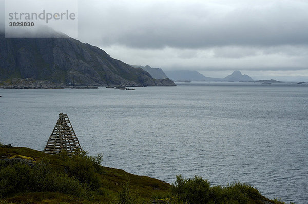 Schiffszeichen an wolkenverhangener Küste bei Nesland Flakstadöya Lofoten Norwegen