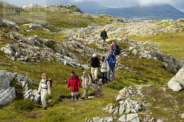 MR Wandergruppe auf dem Pfad durch das Hochfjell Vestvagöya Lofoten Norwegen