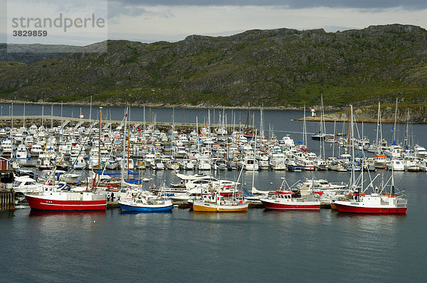Bunte Boote im Yachthafen von Bodö Norwegen
