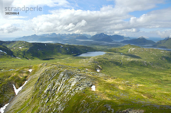 Weiter Blick über Landschaft im Fjell Vestvagöya Lofoten Norwegen