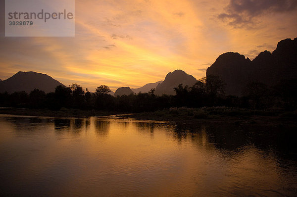 Kegelberge und Abendrot spiegeln im Wasser Vang Vieng Laos