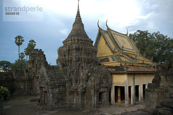 Alter und neuer Tempel Kloster Wat Nokor Kompong Cham Kambodscha