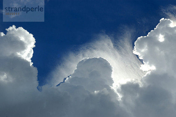 Quellende Wolken vor blauem Himmel Kambodscha