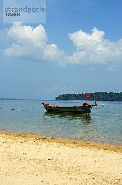 Fischerboot an weißem Sandstrand in blauem Meer Bamboo Island Sihanoukville Kompong Som Kambodscha