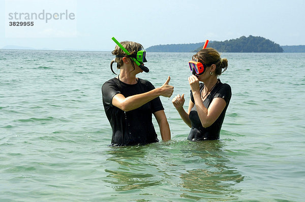 Zwei junge Frauen mit Taucherbrille und Schnorchel im Wasser bei Sihanoukville Kompong Som Kambodscha