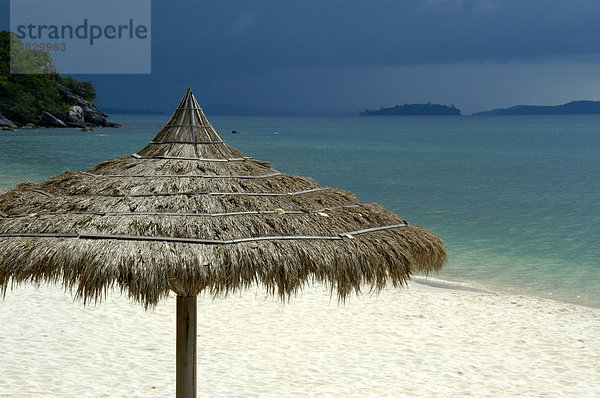 Sonnenschirm weißer Sandstrand und blaues Meer Sokha Beach Sihanoukville Kompong Som Kambodscha