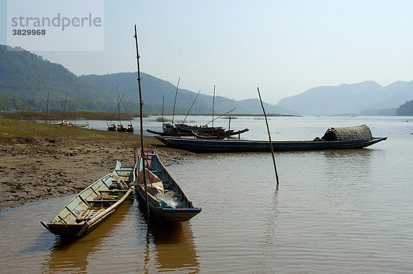 Holzboote am Ufer des Mekong bei Luang Prabang Laos