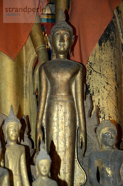 Mit Blattgold belegte hölzerne Buddha Statuen Wat Xieng Thong Luang Prabang Laos