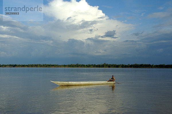 Einsames Boot auf dem Fluß Mekong bei Stung Treng Kambodscha