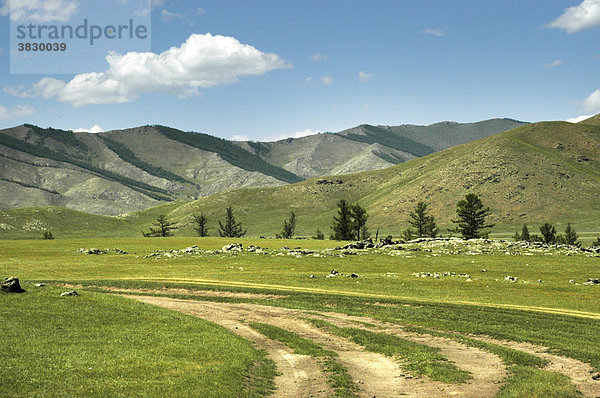 Hauptstraße Feldweg durch Steppe vor Gebirgszug zum Orkhon Wasserfall Mongolei