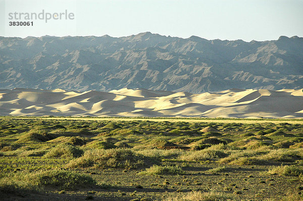Steppe Dünen und Gebirge in der Wüste Gobi Khongoryn Els Gurvan Saikhan Nationalpark Mongolei
