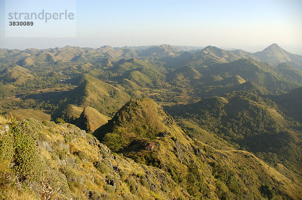 Blick in hügelige wilde Landschaft Yasakyi Shan State Burma